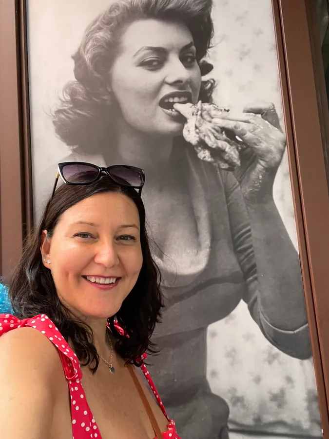 Muzsik Vica Sophia Loren képe előtt.