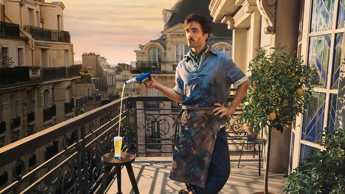 Robert Pattinson három szerepben is lenyűgözi a közönséget