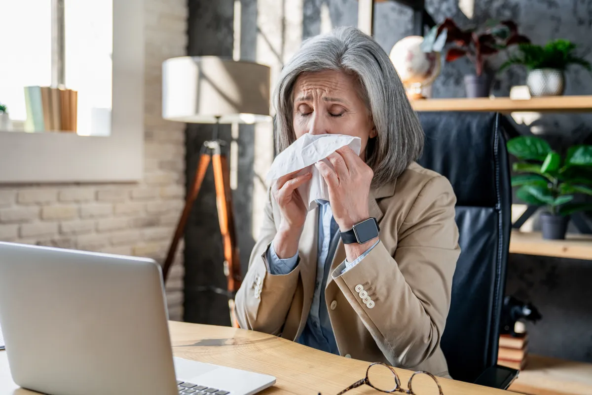 Idősebb nő allergia miatt szenved