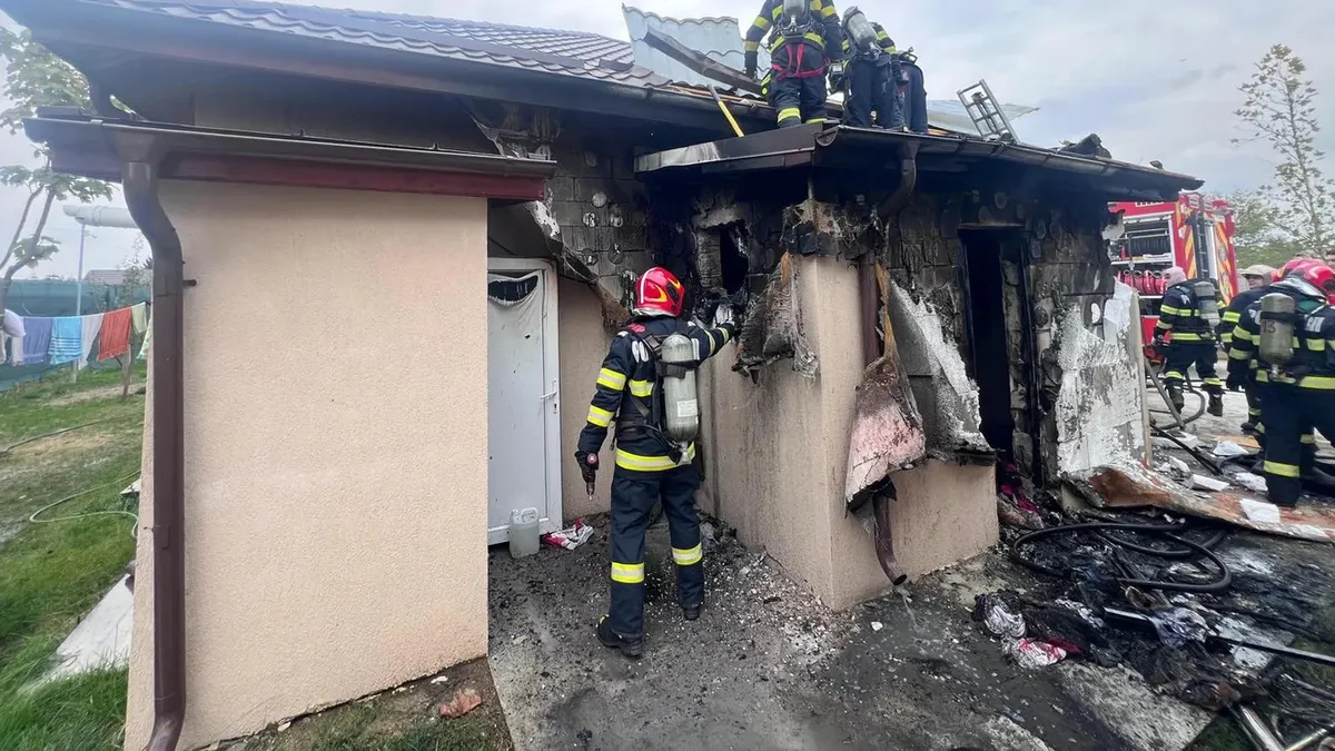 Égve hagyhatta a gyertyát, férfi szénné égett holttestére találtak a kigyulladt házban