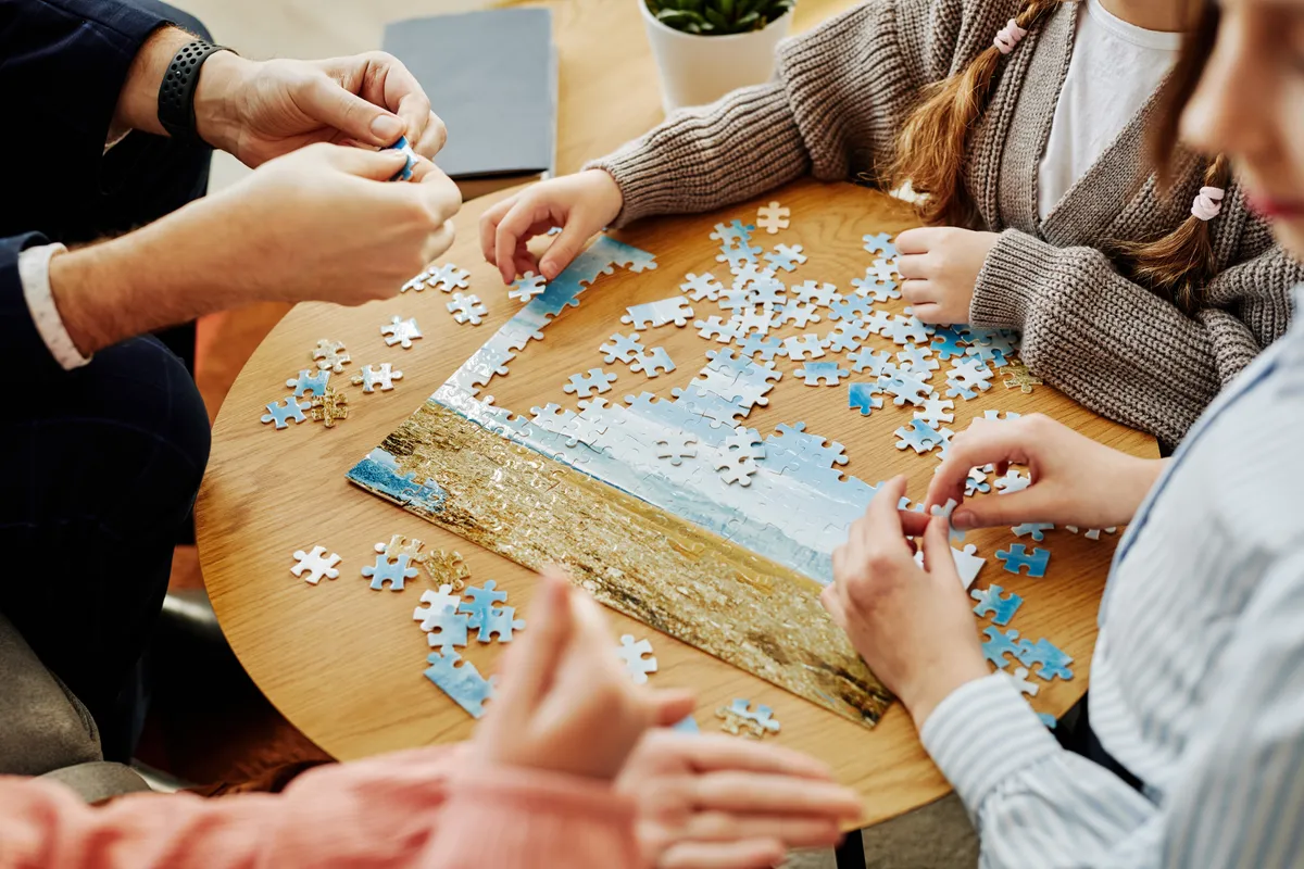 A személyiségteszt alapján társas tevékenységet választó emberek puzzle-t raknak ki.