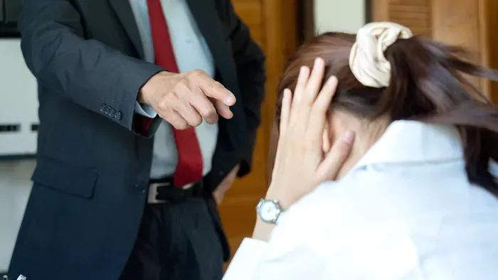 "A főnököm úgy bánik velem, mint egy darab hússal!"