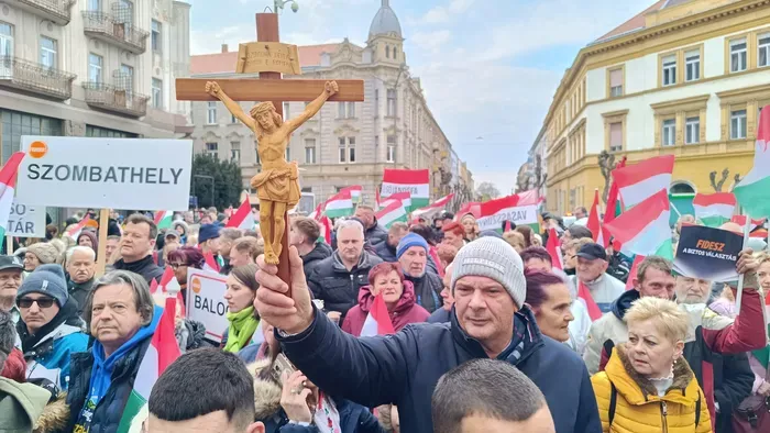 Máris tömegek várják Orbán Viktor beszédét Szombathelyen