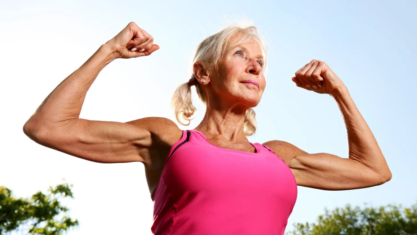 Idősebb nő, akinek sikerült a zsírégetés és az izomépítés.