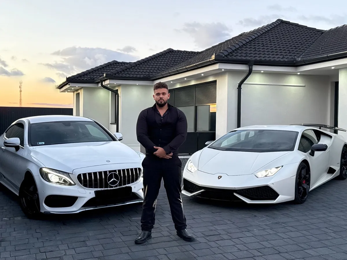 Kőgazdag Fiatalok sztárjának öccse elkezdett rappelni.