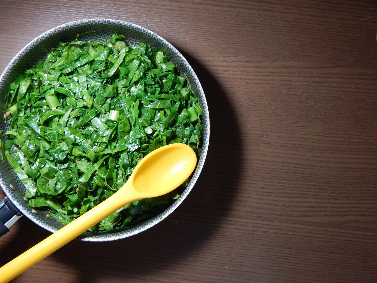 Stir-fry karfiollevélből