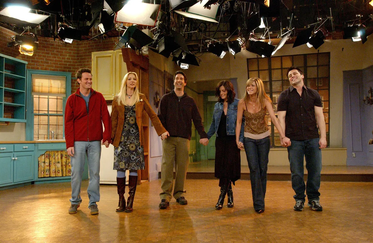 COURTENEY COX , MATTHEW PERRY , LISA KUDROW , JENNIFER ANISTON , MATT LEBLANC  and DAVID SCHWIMMER  in FRIENDS-TV (1994).