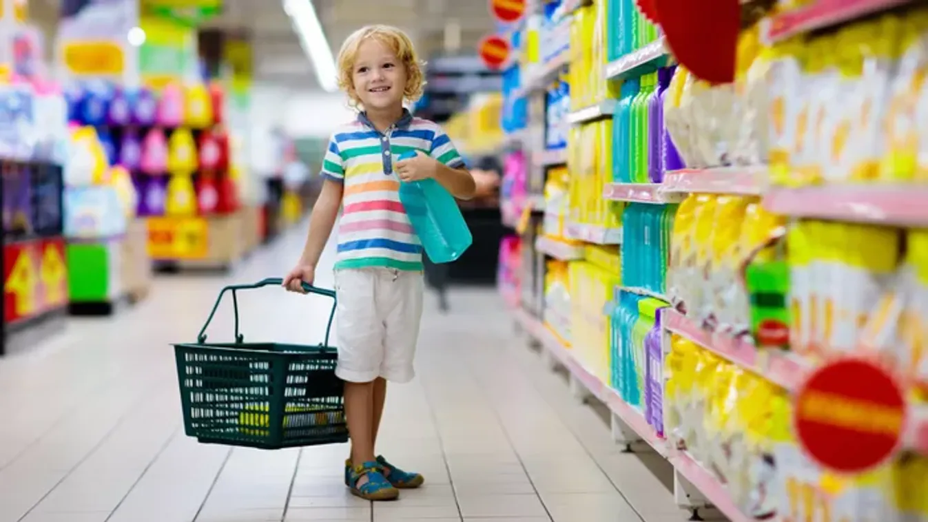 Shoppingolás három gyerekkel - almakompót a hatvanezres táskán, leborított üvegpolcok
