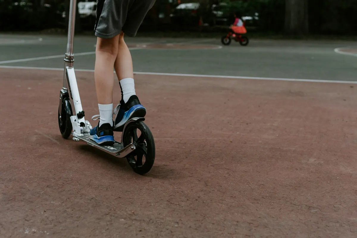 Súlyos sérüléseket okozott a rolleres.