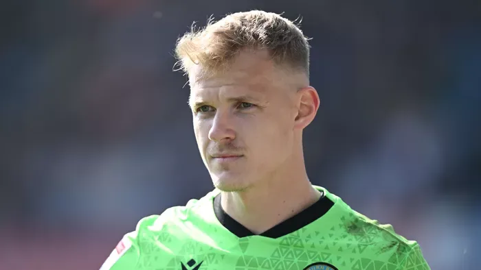 Tóth Balázs átugrotta a reklámtáblát, és a lelátóhoz sietett