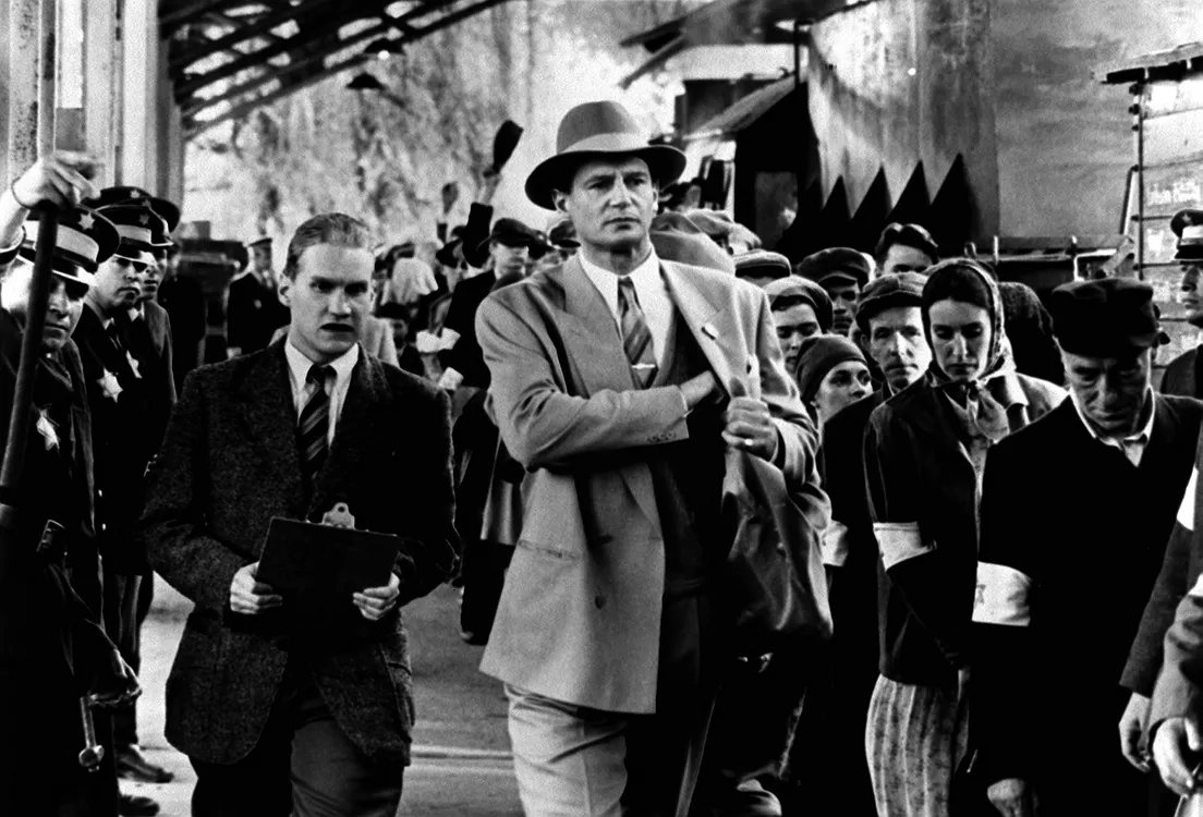 Liam Neeson Oskar Schindler szerepében a Schindler listája című filmben.