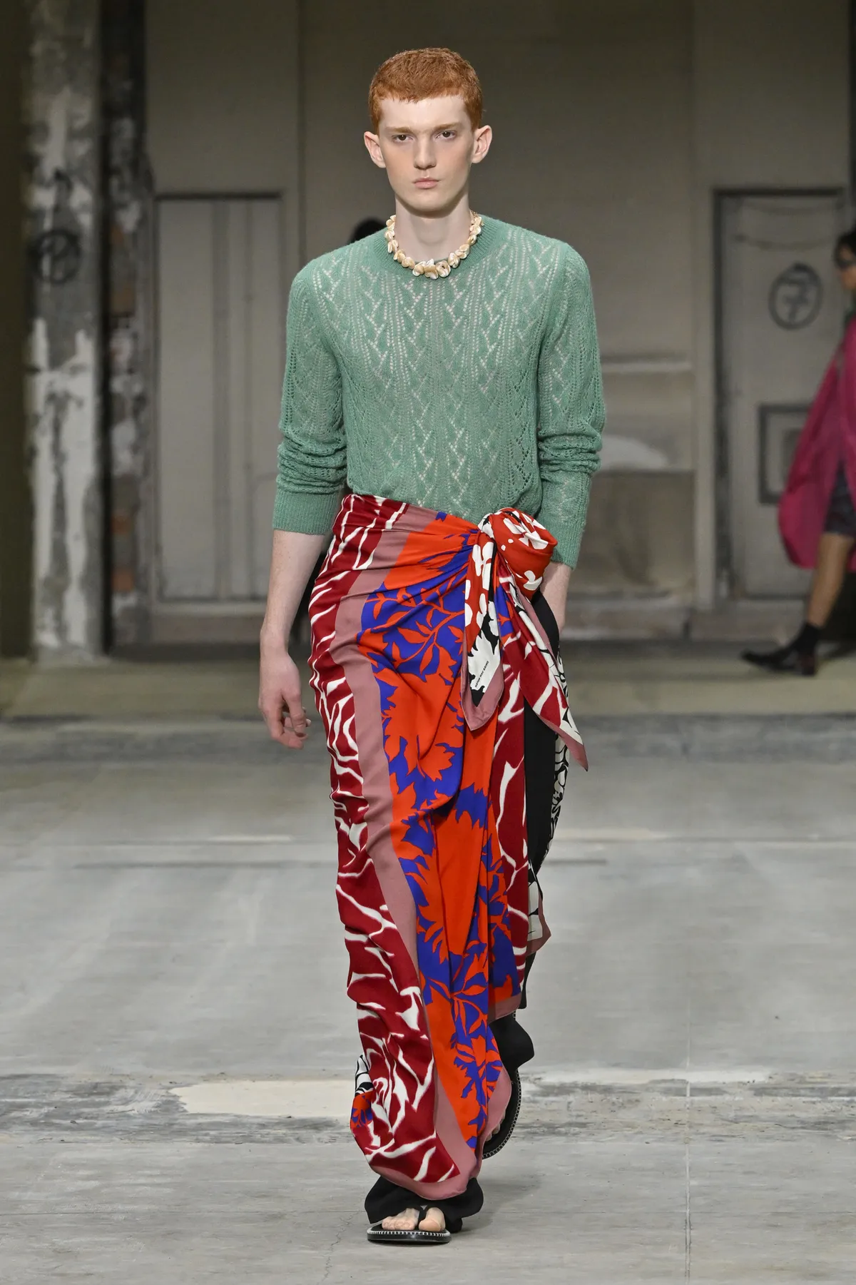 pasztell színeket viselő féri modell a kifutón