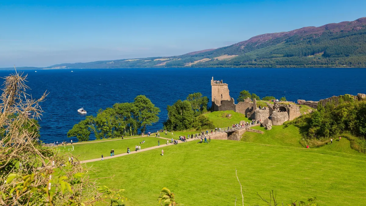 Szörnyek és sötét rituálék: 5 hátborzongató tény, ami után más szemmel nézel a Loch Ness-i tóra