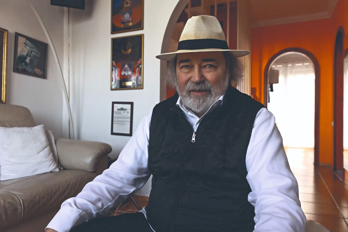 Az Omega gitárosa, Molnár György Elefánt már a családja körében van, sokkal boldogabban  