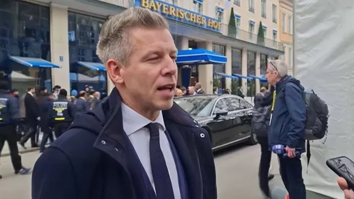 Vajon miért Magyar Péternek drukkol Zelenszkij?