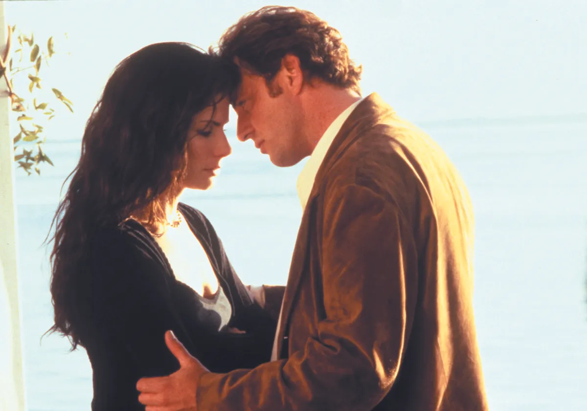 Sandra Bullock és Aidan Quinn az Átkozott boszorkák című filmben.