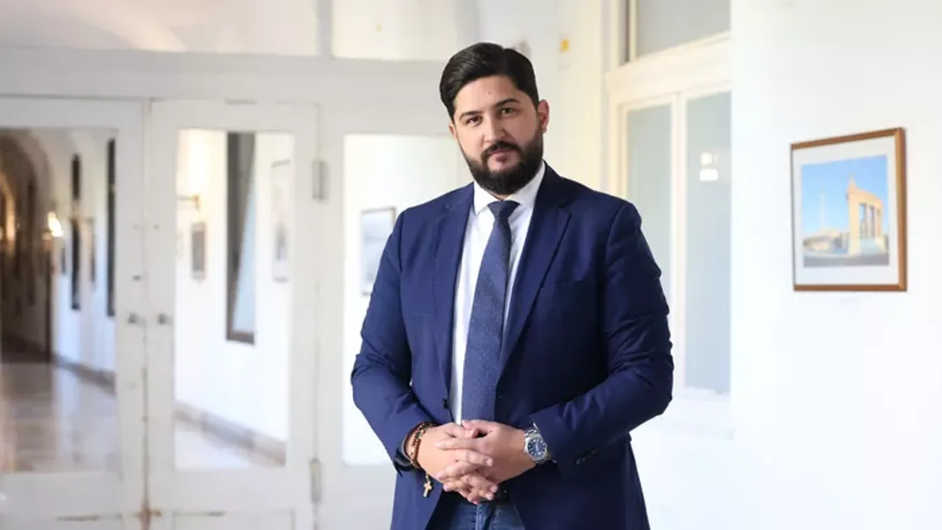 Ettől a képtől biztosan megdöbbensz! Ez lenne a tiszás szeretetország? Tiszás vandálok gyújtották fel Radics Béla plakátját