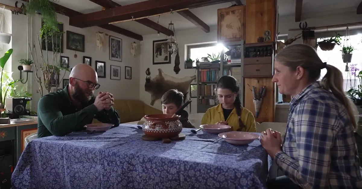 A mi történetünk című műsor egy jelenete az asztalnál ülő Sipos családról.