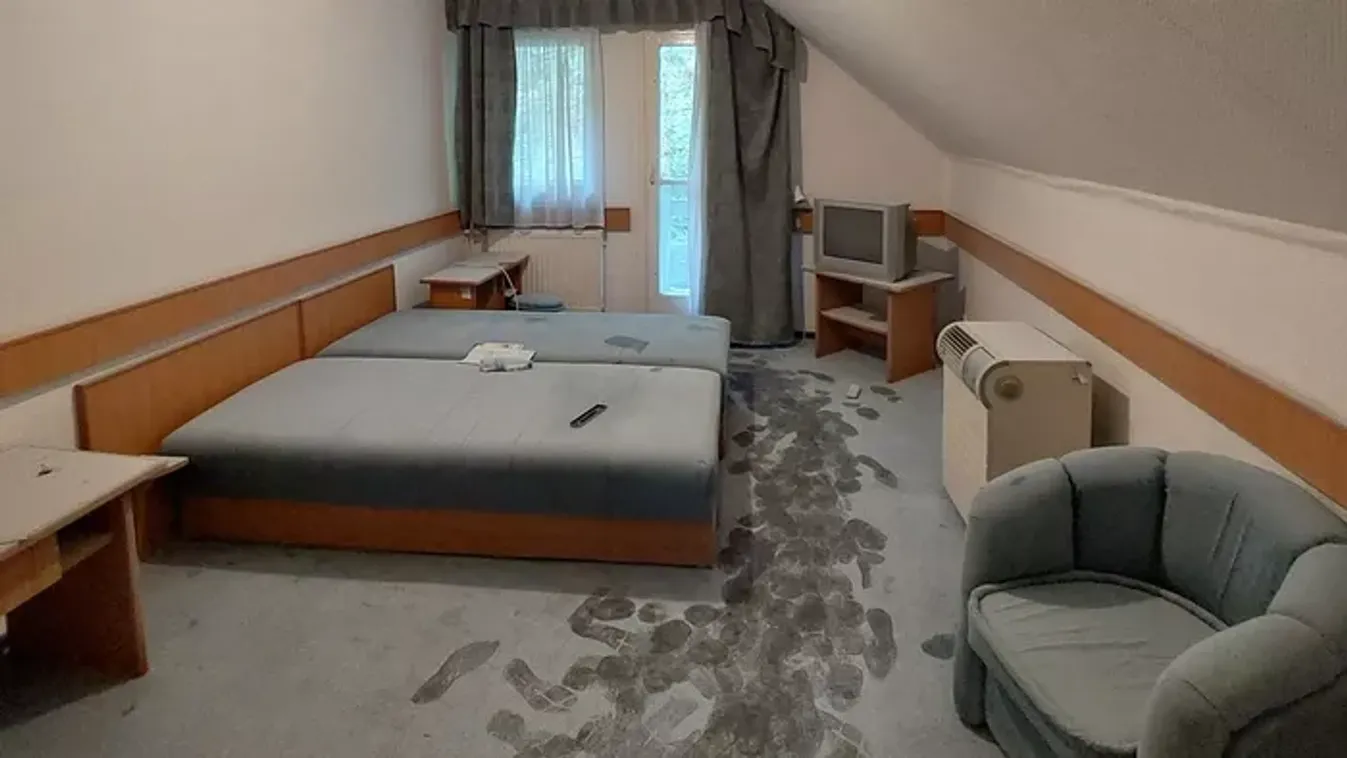 Kulcs az asztalon, félig megevett bonbonok a tálban: mindent hátrahagyva tűntek el a vendégházból