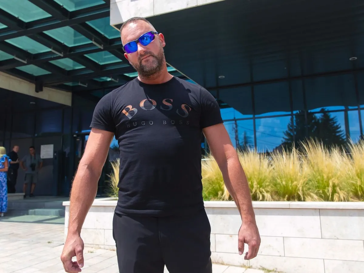 alekosz lövöldözésre készül, tisza párt