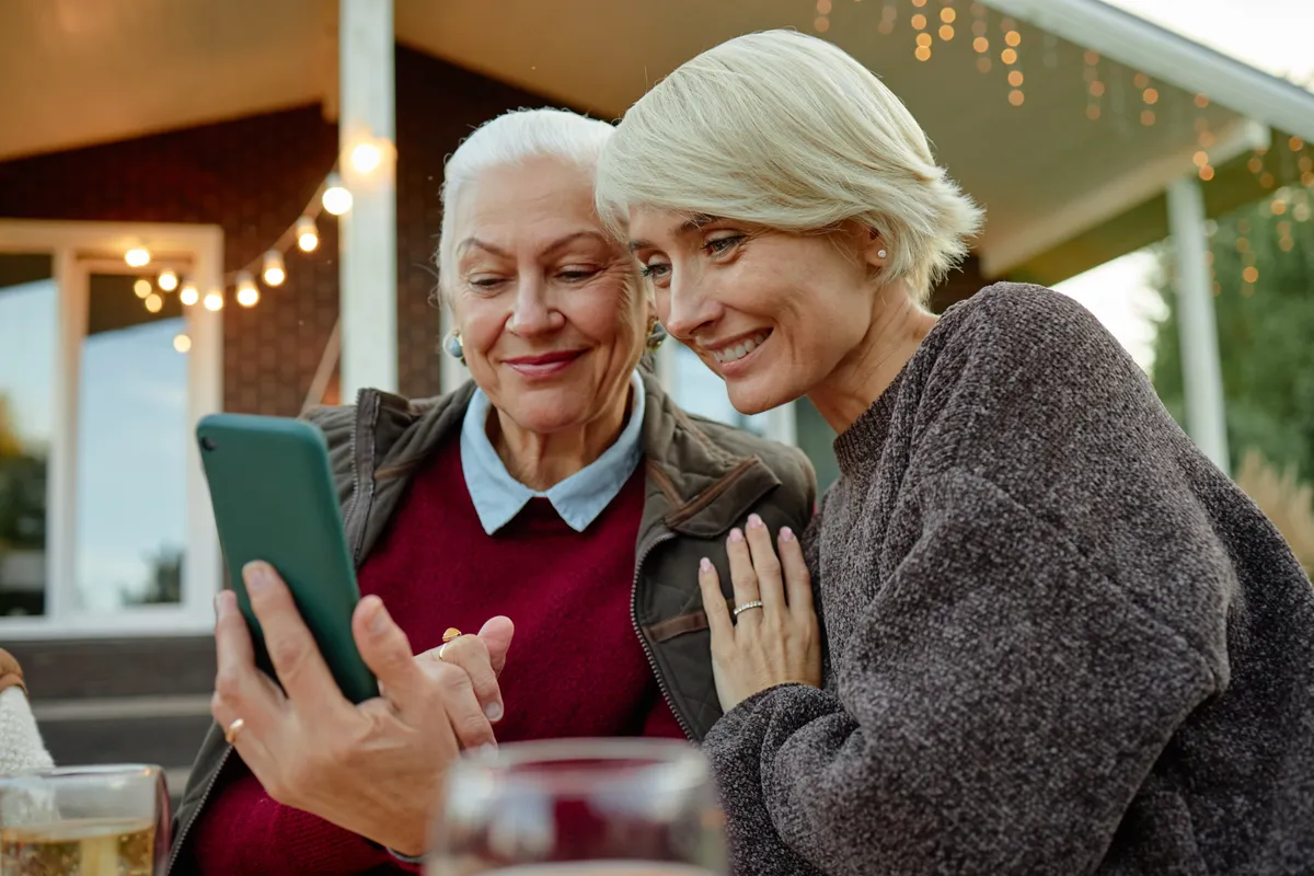 Anyuka és lánya, akik a személyiségteszt szerint boldogok.