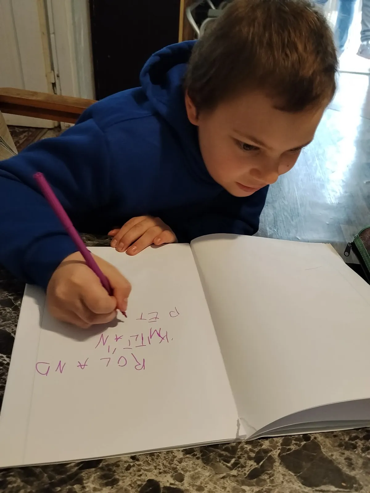 Kitti megvakult, de így is próbál írni, rajzolni