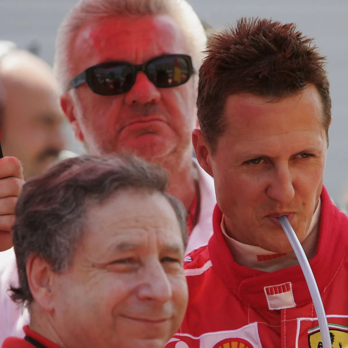 Michael Schumacher (jobbra) mellett Jean Todt, mögöttük Willi Weber 2006-ban