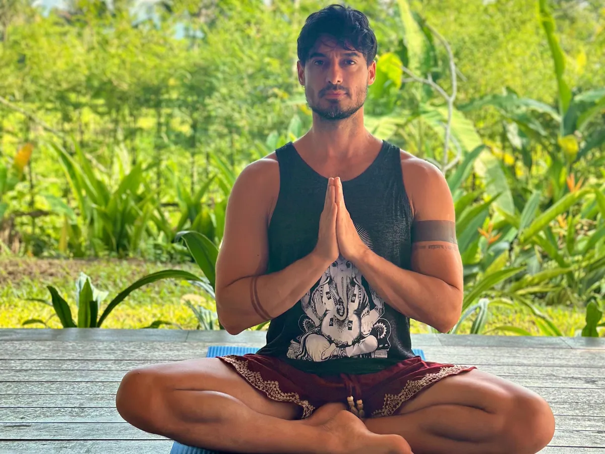 Diószegi Ádám légzőgyakorlatot végez