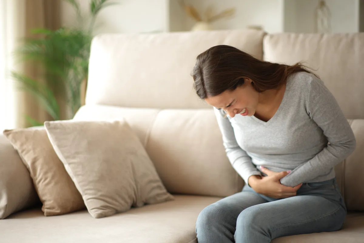 galandféreg-fertőzéssel, hasfájással  küzdő nő