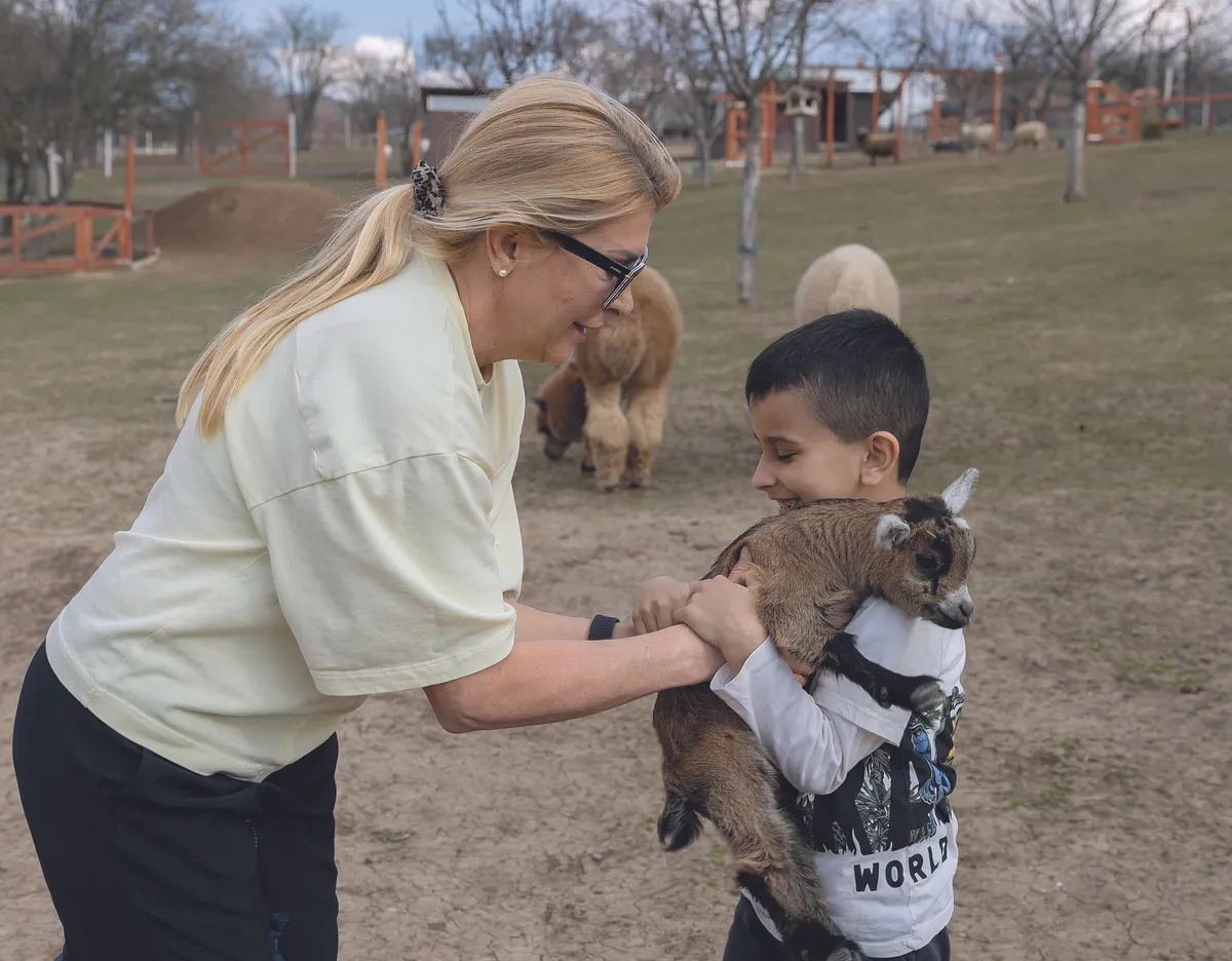 Anetta kisebbik gyermeke, Noah is részt vesz az állatok gondozásában, ovi után azonnal a farmra igyekeznek