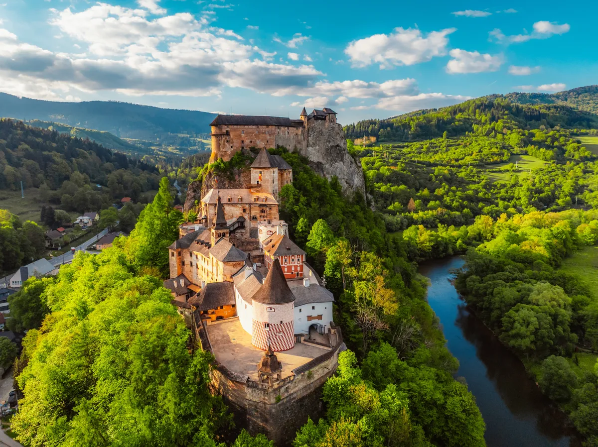 Szlovákia legszebb erődítménye, Árva vára a magasból fotózva.