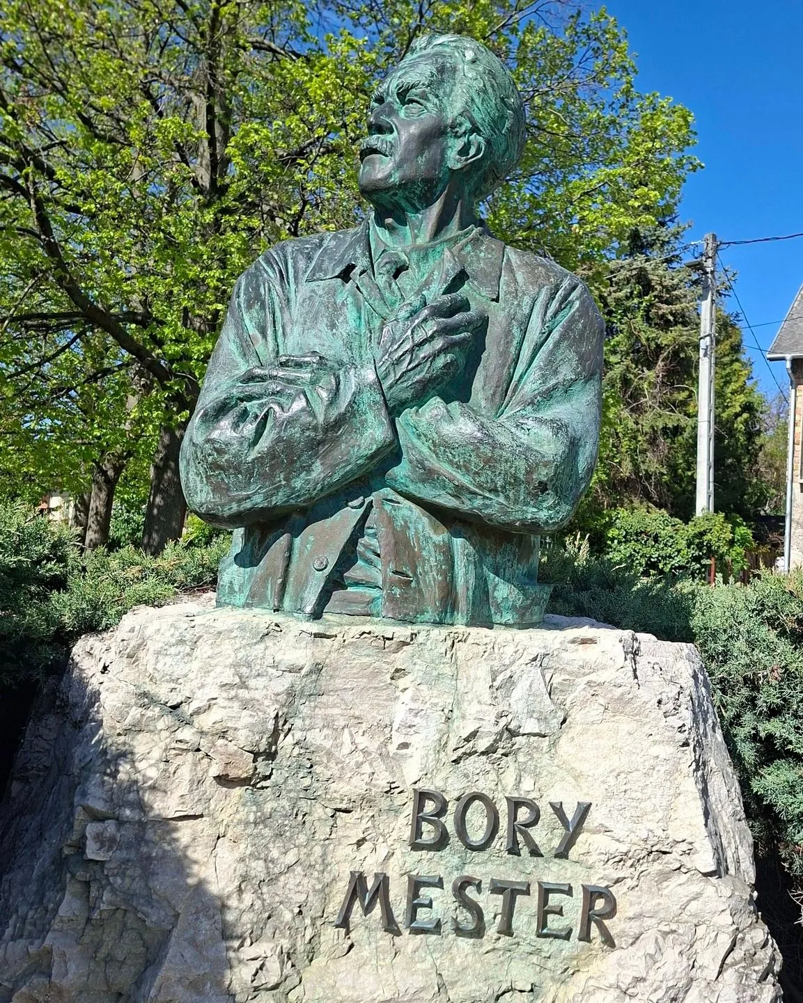 Bory Jenő szobra Székesfehérváron.