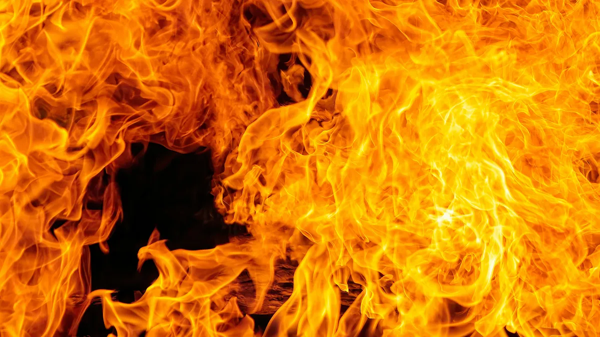 A tűz megfékezésén csütörtök hajnalban 170 tűzoltó dolgozott.