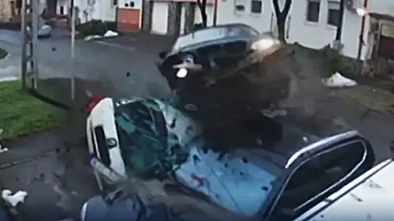 Brutális videó: előzés után, százzal csapódott a parkoló autókba a sofőr Gyöngyösön