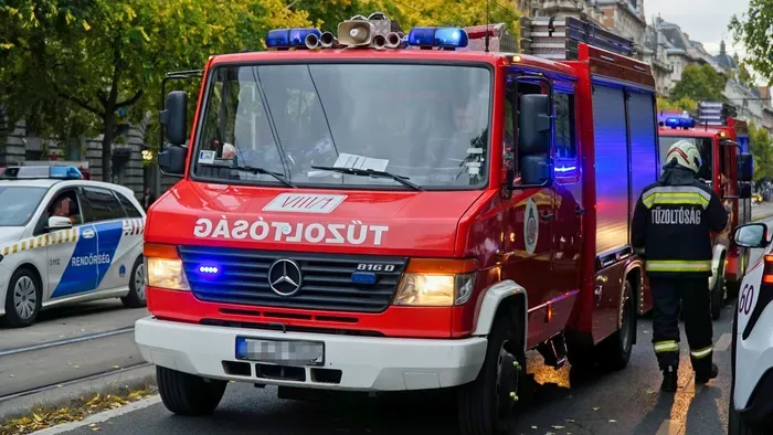 Hatalmas baleset történt: az egyik furgon az oldalára borult