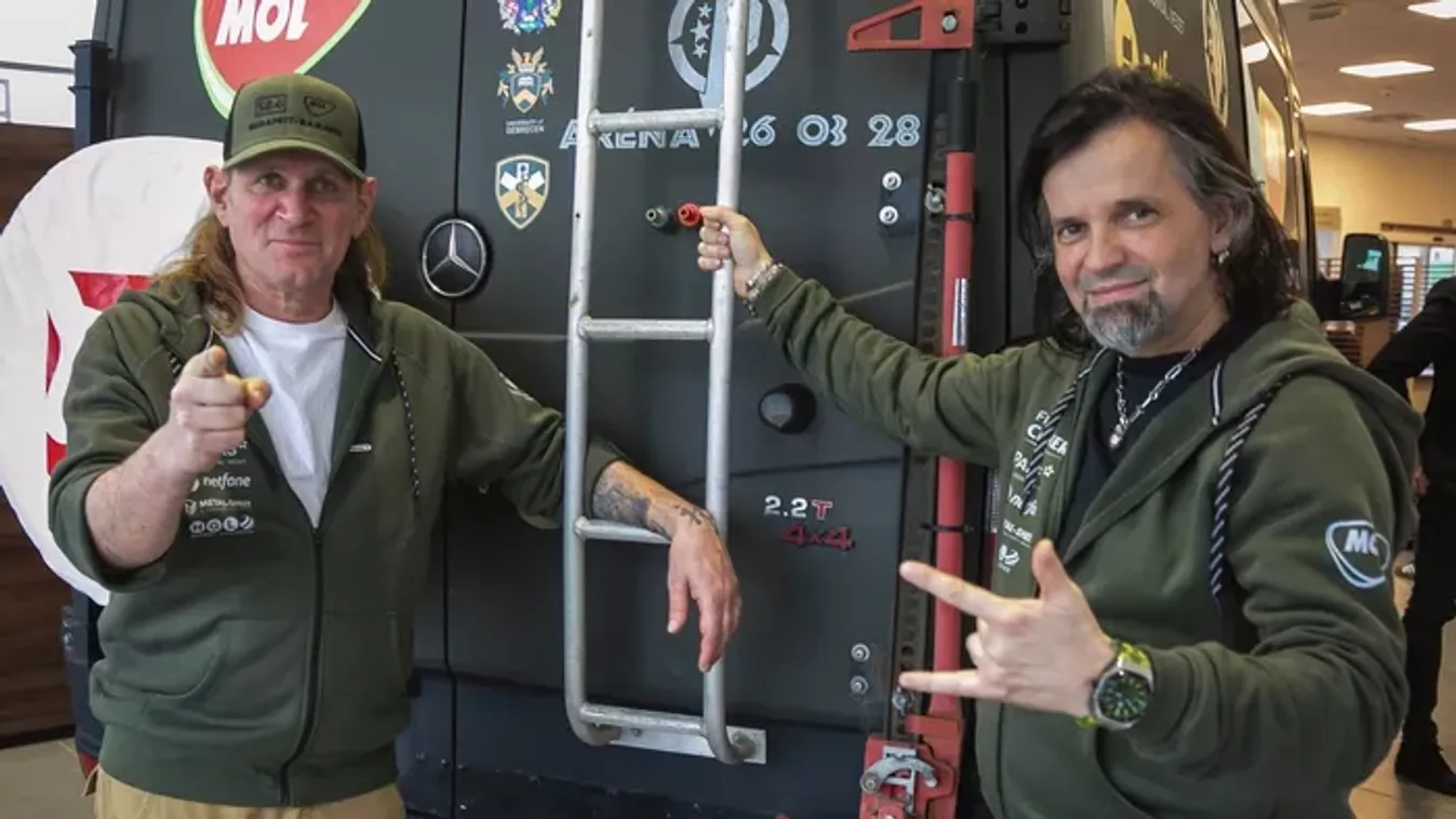 Rock’n’roll a levegőben: helikopterrel repült koncertre a Tankcsapda