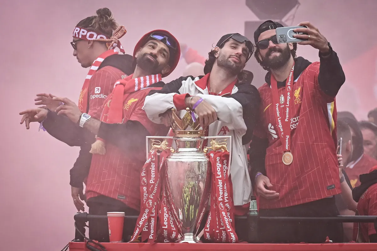 Cimikasz (balra) már távozott, Szalah most készül rá Szoboszlai barátai közül, és eligazol Alisson is?