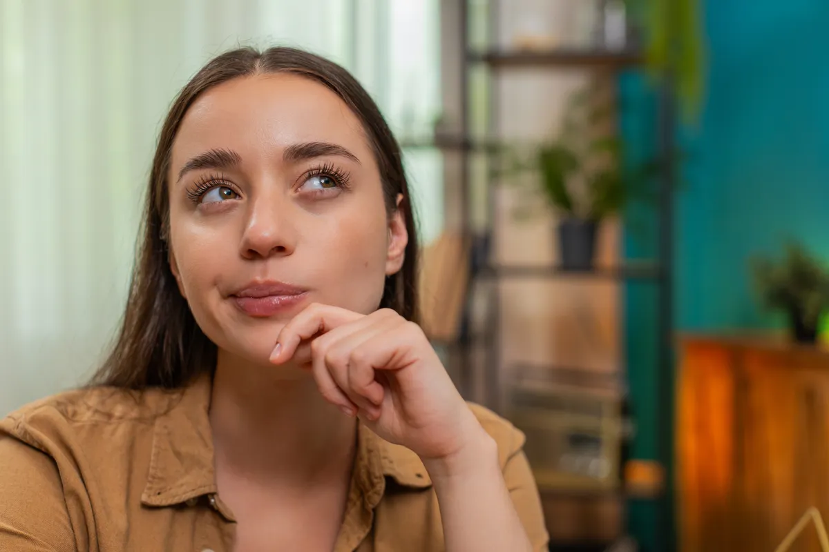 Képrejtvényen gondolkozó fiatal nő