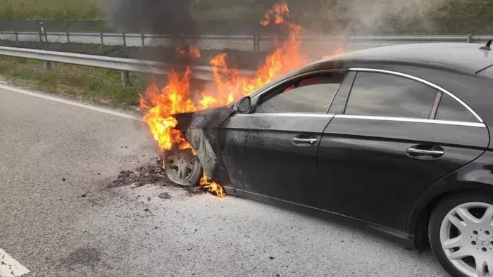 Sokmilliós autó olvadt szét a főúton