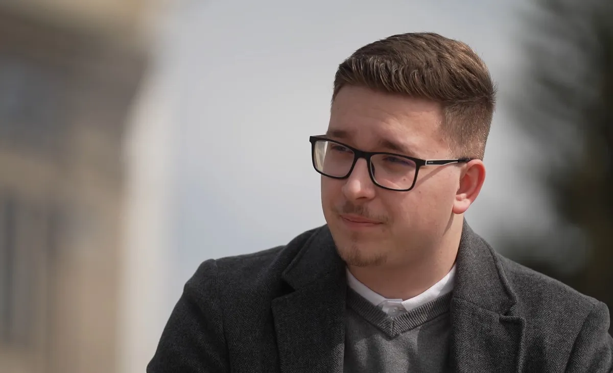 János szerettei elvesztése miatt tanul orvosnak.