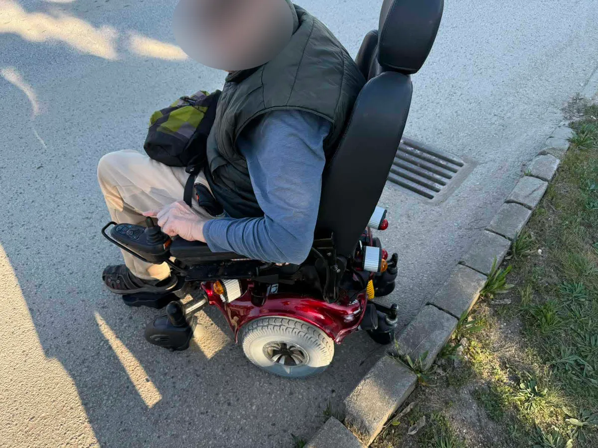 A rendőrség egy bajbajutott, látássérült férfin segített, akinek gyakorlatilag az életét is megmentették