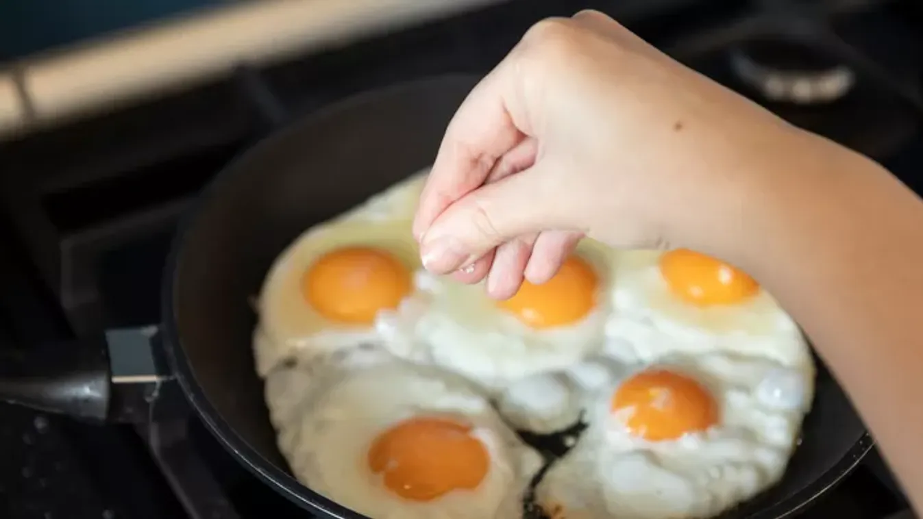 Neked is szétfolyik a tükörtojás? Ettől a titkos adaléktól tökéletes reggelit rittyenthetsz