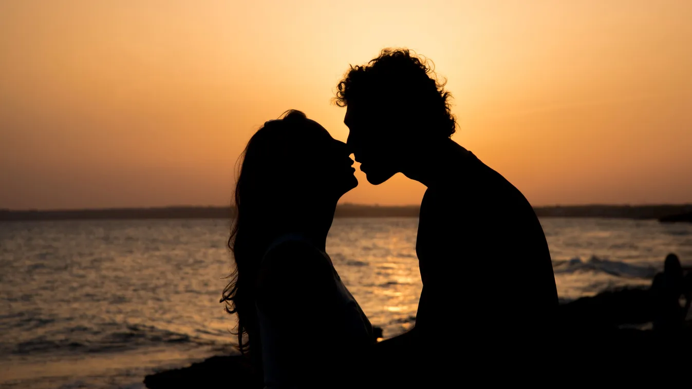 Fiatal szerelmespár sziluettje egy tengerparton a libidó növelése után