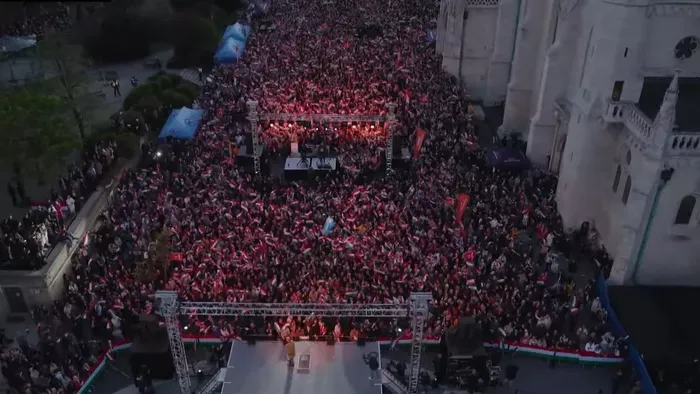 Bámulatos fotón az Orbán Viktorért összegyűlt tömeg