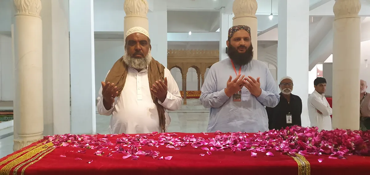 Imádkozó pakisztániak Benazir Bhutto sírjánál.