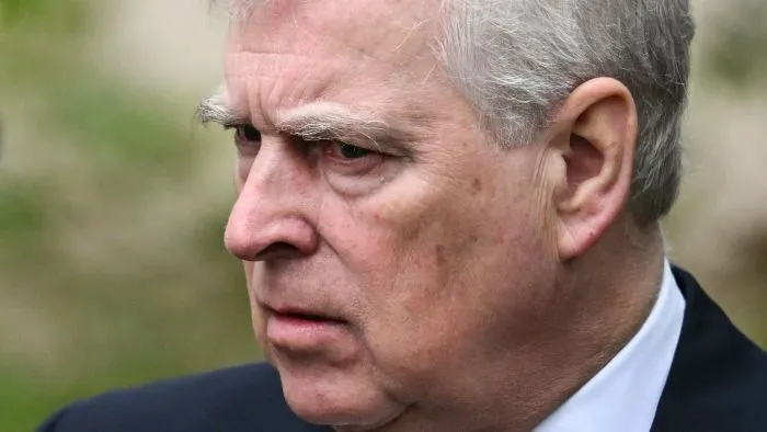 Elképesztő bűz fogadta András herceg látogatóját