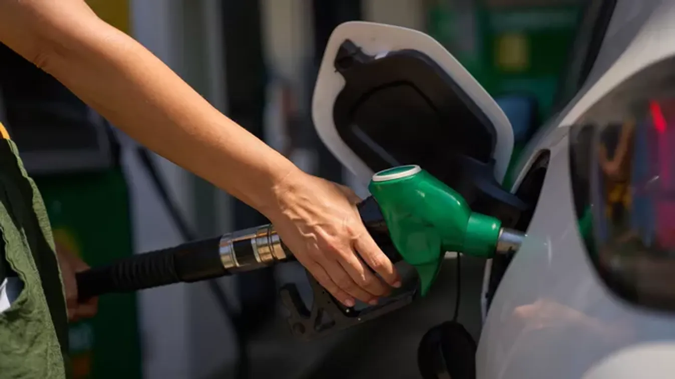 Ezt mindenkinek tudnia kell, aki külföldre megy: még Magyarországon tankolja tele az autóját, brutális, ami a határ túloldalán várja