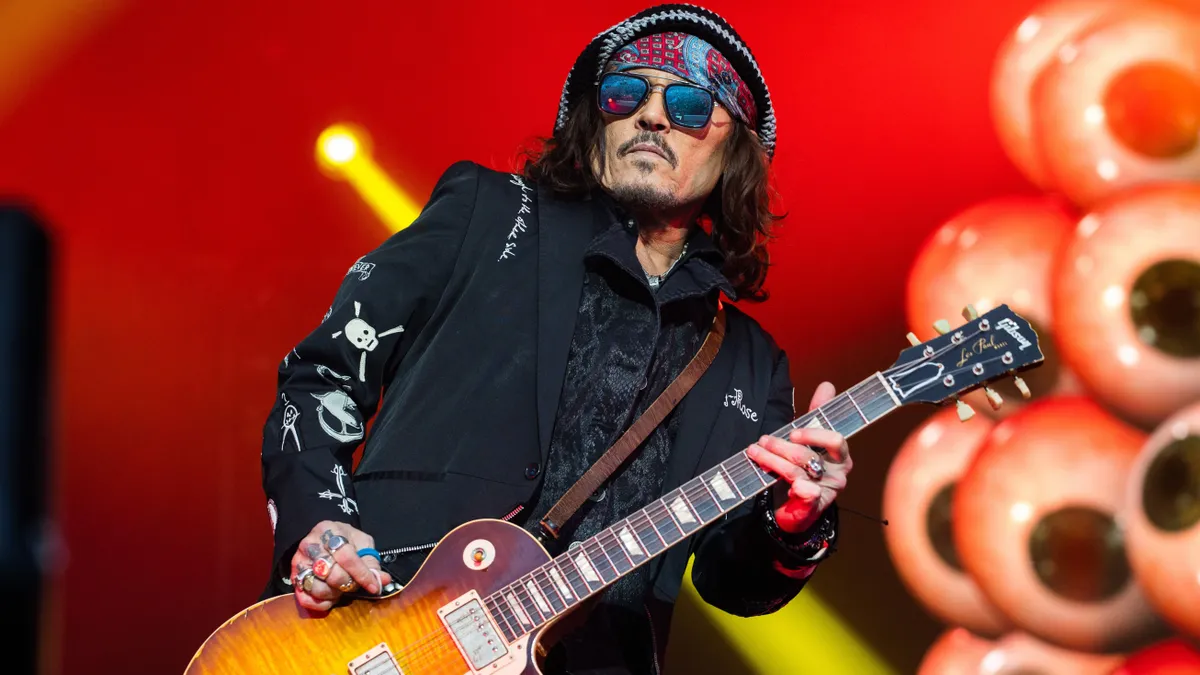 Johnny Depp zenekarát brutális összegre perelték be