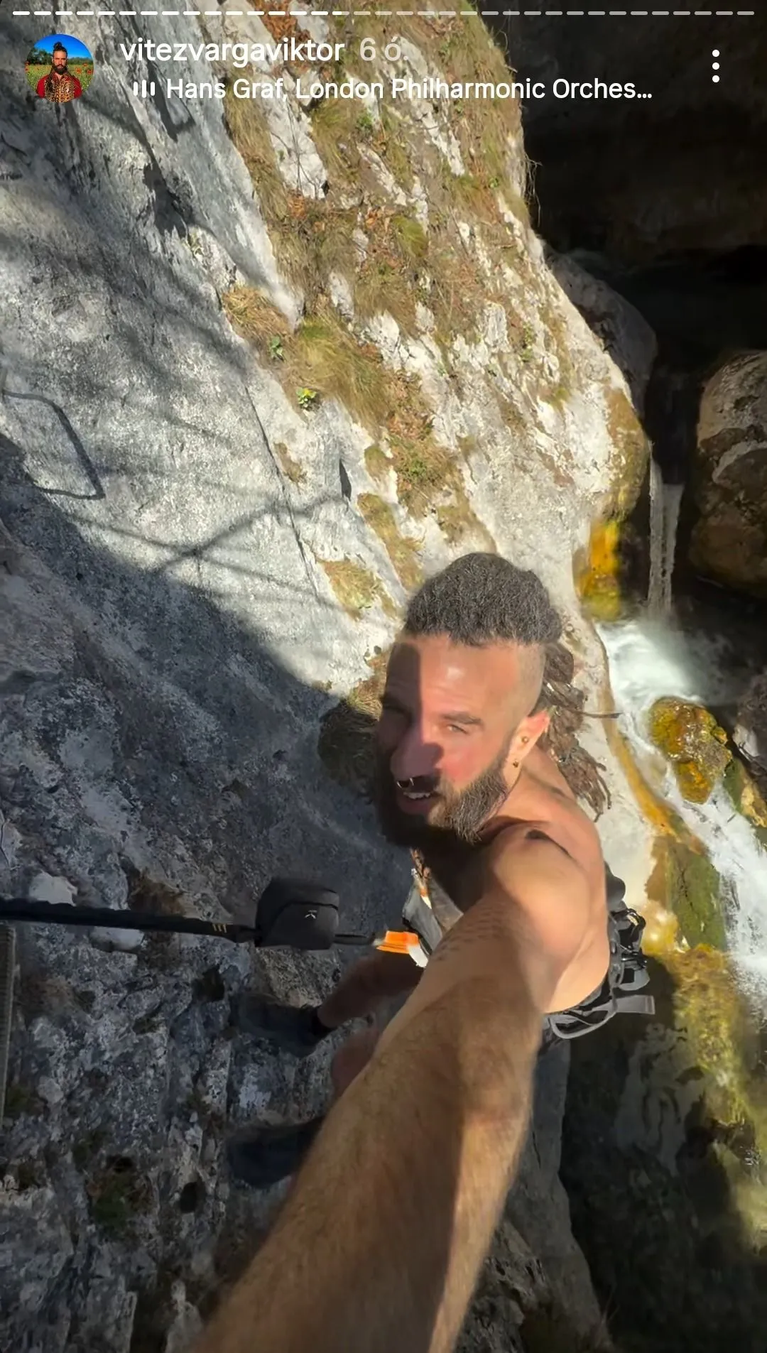 Varga Viktor barátnőjével ment sziklát mászni.