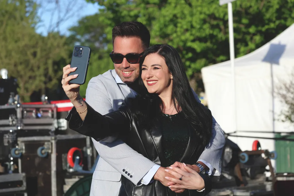 20260426 Budapest Szenes Iván tér 10.évforduló Szenes Iván emlékkoncert
a képen  Stana Alexandra és barátja
foto Tumbász Hédi